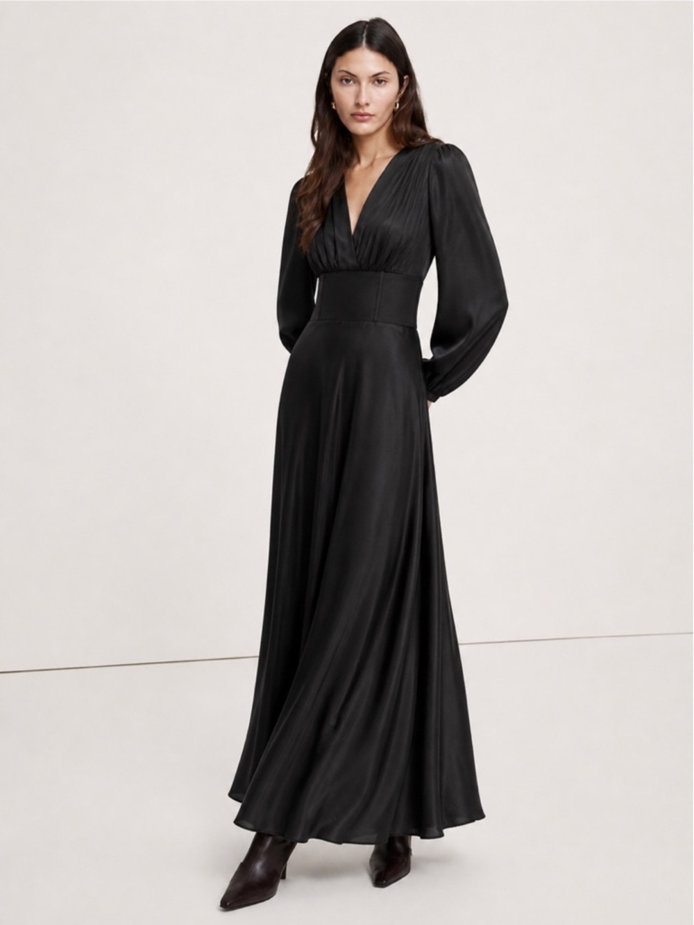 Banana republic - Elegant Black Long-Sleeve V-Neck Maxi Dress